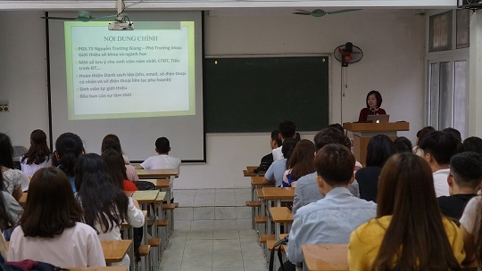 Cô Trần Thùy Dương trao đổi một số vấn đề về quy chế đào tạo, nội quy của Nhà trường