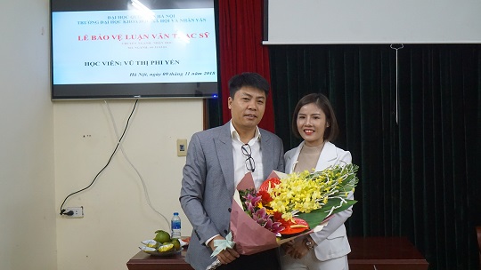 Học viên Vũ Thị Phi Yến tặng hoa thầy hướng dẫn PGS.TS Nguyễn Trường Giang