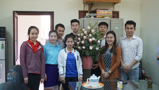 Sinh viên Lào chúc mừng ngày Nhà giáo Việt Nam