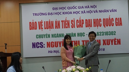 PGS.TS Hoàng Anh Tuấn (Phó Hiệu trưởng Nhà trường) đại diện đơn vị đào tạo chúc mừng NCS