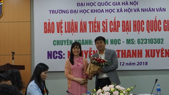 PGS.TS Nguyễn Trường Giang (Phó Trưởng khoa) đại diện chúc mừng NCS