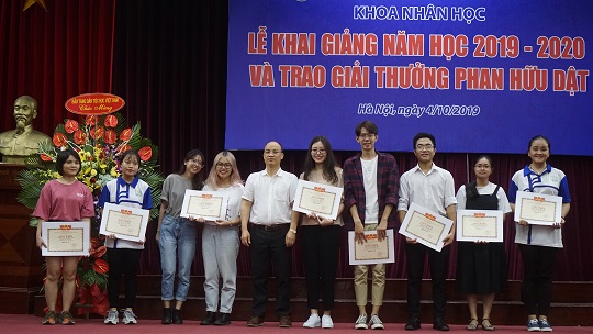 PGS.TS Nguyễn Văn Sửu trao bằng khen cho các sinh viên có thành tích học tập và công tác đoàn hội xuất sắc