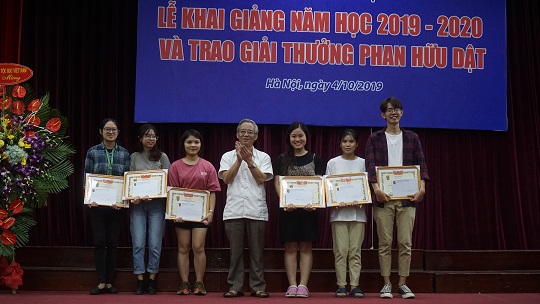 PGS.TS Lâm Bá Nam - Chủ tịch Hội Dân tộc học và Nhân học Việt Nam trao giải thưởng Phan Hữu Dật