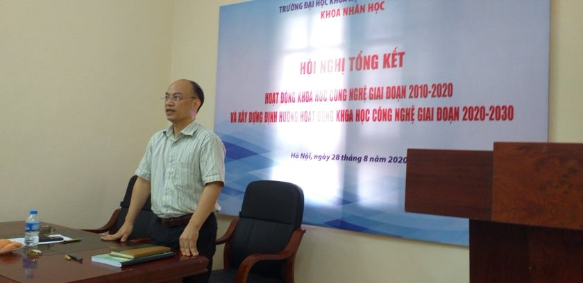 PGS.TS Nguyễn Văn Sửu – Trưởng Khoa báo cáo kết quả 10 năm hoạt động khoa học của Khoa.