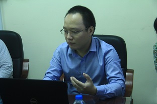 TS. Nguyễn Vũ Hoàng trình bày về nghiên cứu của mình tại Seminar