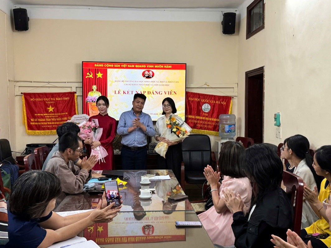 Chi bộ Khoa Nhân học và Tôn giáo học tổ chức lễ kết nạp đảng viên