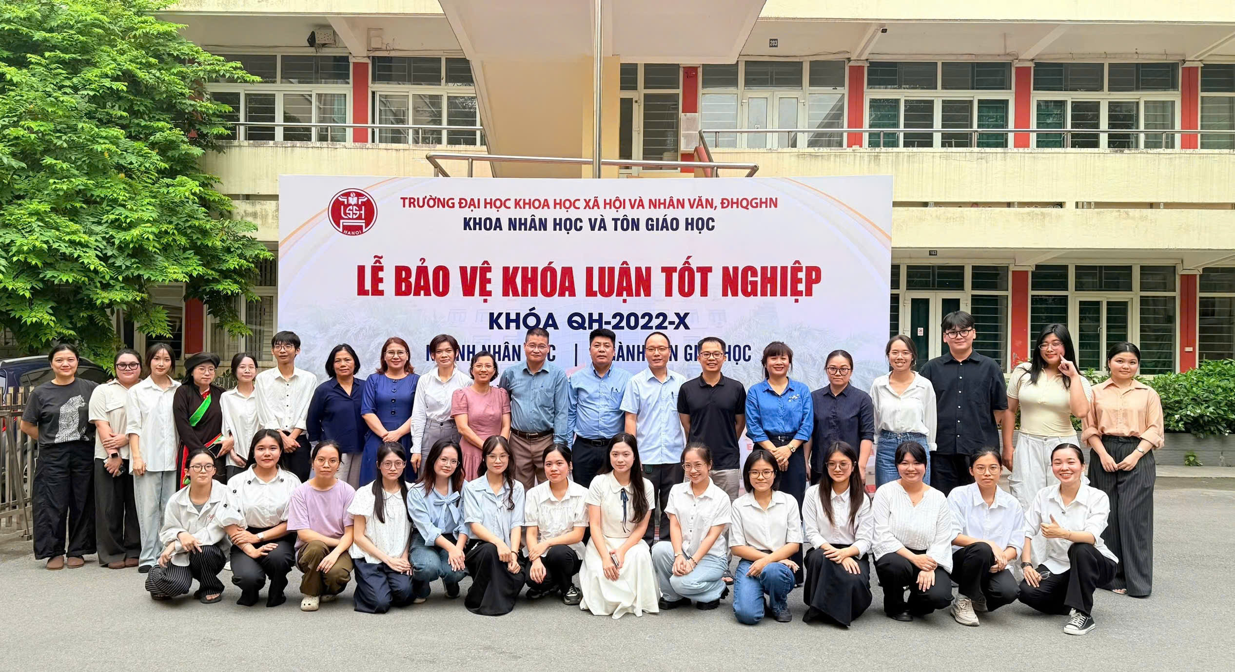 Lễ bảo vệ khóa luận tốt nghiệp QH-2022-X ngành Nhân học và Tôn giáo học: Bản lĩnh học thuật trước những chuyển biến của đời sống đương đại